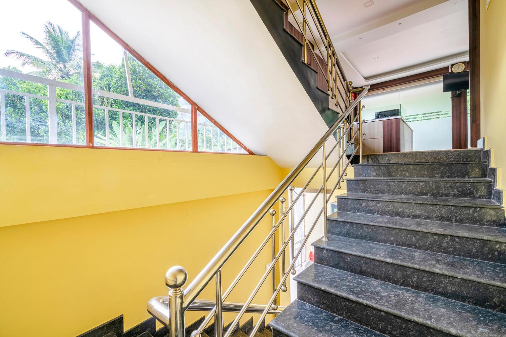 Fabhotel Abrigo Residency Anaviratty 外观 照片
